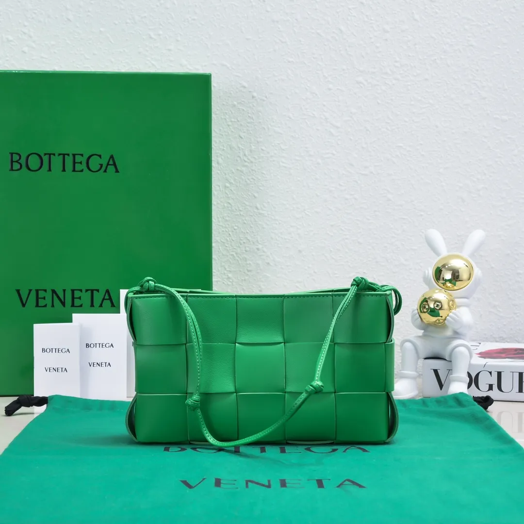 Batch 1260 #BV 2023 Cassette rope armpit bag is here🎈Simple, versatile and versatile formula bag made of intreccio woven cow leather. The square bag shape is wear-resistant and durable. Minimalism and commuting really complement each other. There are 4 card slots inside and thoughtful design✔️ Magnetic buckle closure to better protect privacy [Happy] When you are worried about matching, it is a bag that can be taken out with just one lift~ Dimensions: 22.5x13.5x4.5, Model: 7741